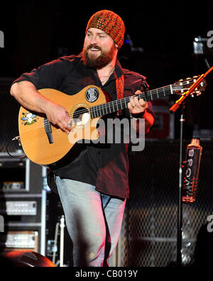 11. Mai 2012 - Raleigh, North Carolina; USA - führt Musiker ZAC BROWN der Zac Brown Band live als ihre 2012 Tour macht Halt in der Time Warner Cable Musikpavillon mit Sitz in Raleigh. Copyright 2012 Jason Moore. (Kredit-Bild: © Jason Moore/ZUMAPRESS.com) Stockfoto