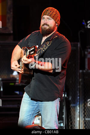 11. Mai 2012 - Raleigh, North Carolina; USA - führt Musiker ZAC BROWN der Zac Brown Band live als ihre 2012 Tour macht Halt in der Time Warner Cable Musikpavillon mit Sitz in Raleigh. Copyright 2012 Jason Moore. (Kredit-Bild: © Jason Moore/ZUMAPRESS.com) Stockfoto