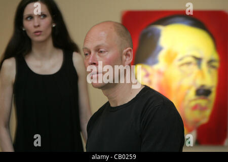 10. Mai 2012 - Mai St.-Petersburg, Russland - 10,2012. Moskau, Russland. Im Bild: Dänischer Künstler Lars Kræmmer (c) teilt seine Erkenntnisse über seine Kunstwerke Serie mit dem Titel: The Crying Symbole (Credit-Bild: © PhotoXpress/ZUMAPRESS.com) Stockfoto