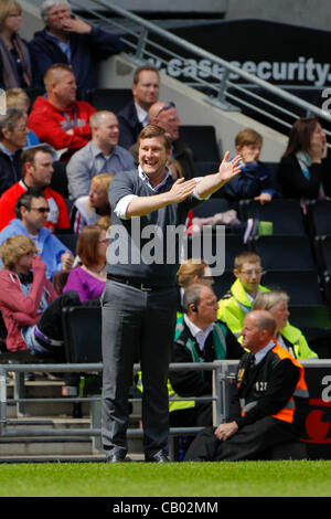 12.05.2012 Milton Keynes, England. MK Dons V Huddersfield Town. MK Dons Manager Karl ROBINSON übergibt Anweisungen an sein Team während der Npower League 1 Play-off-Halbfinale Finale 1. Bein zwischen MK Dons und Huddersfield Town Stadium mk.  Endstand: MK Dons 0-2 Huddersfield Town. Stockfoto