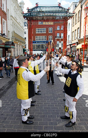 London, UK. Samstag, 12. Mai 2012. Westminster Morris Männer tanzen in der Gerrard Street, Chinatown auf der Westminster Morris Männer Tag des Tanzes 2012, London, England. Eine jährliche Veranstaltung hosted by Westminster Morris Männer für Morris tanzen Seiten aus allen Teilen des Landes. Stockfoto