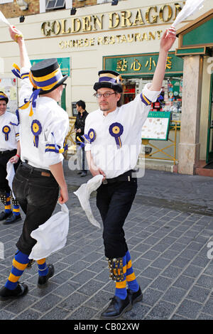 Hammersmith Morris Männer tanzen in der Gerrard Street, Chinatown auf der Westminster Morris Männer Tag des Tanzes 2012, London, UK. Eine jährliche Veranstaltung, moderiert von Westminster Morris Männer für Morris tanzen Seiten von ganz über dem Land, Leute vor einigen Westminster es berühmtestes Wahrzeichen zu unterhalten Stockfoto