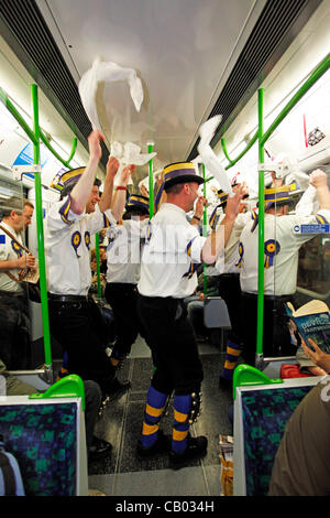 London, UK. Samstag, 12. Mai 2012. Hammersmith Morris Männer tanzen in einem Londoner U-Bahn Zug an der Westminster Day of Dance Stockfoto