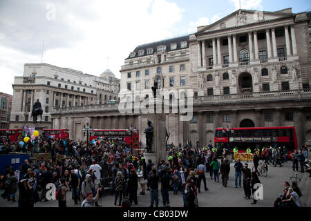 London, UK. 12 Mai 2012 marschierten Demonstranten durch den financial District Banner gegen Korruption und Gier der 1 % vor dem Anhalten außerhalb der Bank of England hochhalten. Stockfoto