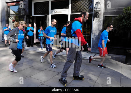 LONDON, UK, Samstag, 12. Mai 2012. Mitarbeiter und Führungskräfte von Starwood London Hotels im Zentrum laufen, zu Fuß oder mit dem Fahrrad eine halbe Marathon oder volle Marathon um Geld für UNICEF zu sammeln. Ziel war es, mindestens 5000 Pfund für ein UNICEF-Bildungsprogramm in Äthiopien zu erhöhen. Stockfoto