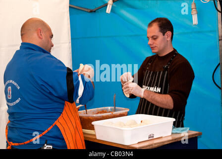 Buenos Aires, Argentinien - 12. Mai 2012, Männer Vorbereitung Empanadas typisch für Argentinien bei den fairen organisierte Nationen in der Stadt von San Fernando, Provinz Buenos Aires Stockfoto