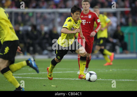 12.05.2012. Berlin Olympia Stadion, Deutschland.  Dortmunds Shinji Kagawa steuert den Ball, während das deutsche DFB-Pokal Finale Fußballspiel zwischen Borussia Dortmund und FC Bayern München im Olympiastadion in Berlin, Deutschland Stockfoto