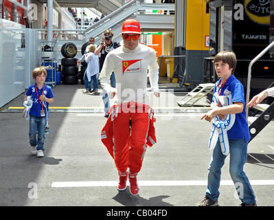 12.05.2012, Motorsport, Formel 1, Grand Prix von Spanien auf dem Circuit de Catalunya in Barcelona, Spanien---Fernando Alonso flieht von Fans und Medien Stockfoto