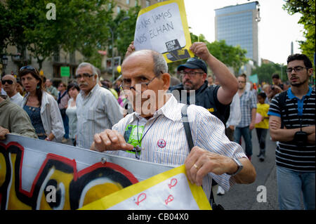 12. Mai, 2012-Barcelona, Spanien. Mann trägt das Hauptbanner. Am Jahrestag der empörten Bewegung (gegen die politische und wirtschaftliche Situation in Spanien vor einem Jahr geboren) gingen Tausende von Menschen auf die Straße, unter Hinweis auf die gleichen Parolen mit vielen Anspielungen auf die Banken und die politischen clas Stockfoto