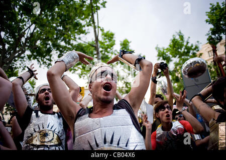 12. Mai, 2012-Barcelona, Spanien. Demonstranten der Bewegung der empörten machen eine Leistung während des Marsches. Am Jahrestag der empörten Bewegung (gegen die politische und wirtschaftliche Situation in Spanien vor einem Jahr geboren) gingen Tausende von Menschen auf die Straße, unter Hinweis auf die gleichen Parolen w Stockfoto