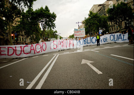 12. Mai, 2012-Barcelona, Spanien. Eines der vielen Anzeichen für die Demonstration, auf Katalanisch kann - Bildung und Gesundheit, Öffentlichkeit und Qualität - gelesen werden. Am Jahrestag der empörten Bewegung (gegen die politische und wirtschaftliche Situation in Spanien vor einem Jahr geboren) gingen Tausende von Menschen auf die Straße Stockfoto