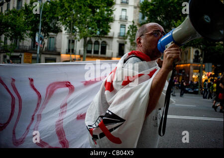 12. Mai, 2012-Barcelona, Spanien. Demonstrant, eingewickelt in einen der Banner und tragen ein Megaphon. Am Jahrestag der empörten Bewegung (gegen die politische und wirtschaftliche Situation in Spanien vor einem Jahr geboren) gingen Tausende von Menschen auf die Straße, unter Hinweis auf die gleichen Parolen mit vielen Anspielungen Stockfoto