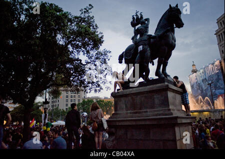 12. Mai, 2012-Barcelona, Spanien. Teilansicht des Catalunya Platz wo die Demonstration ist abgeschlossen und hat damit begonnen eine Baugruppe. Am Jahrestag der empörten Bewegung (gegen die politische und wirtschaftliche Situation in Spanien vor einem Jahr geboren) gingen Tausende von Menschen auf die Straße, unter Hinweis auf Stockfoto