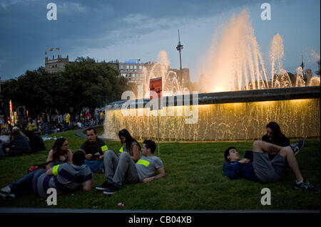 12 Mai, 2012-Barcelona, Spain.Partial Blick auf den Catalunya Platz wo die Demonstration ist abgeschlossen und hat damit begonnen eine Baugruppe. Am Jahrestag der empörten Bewegung (gegen die politische und wirtschaftliche Situation in Spanien vor einem Jahr geboren) gingen Tausende von Menschen auf die Straße, unter Hinweis auf t Stockfoto