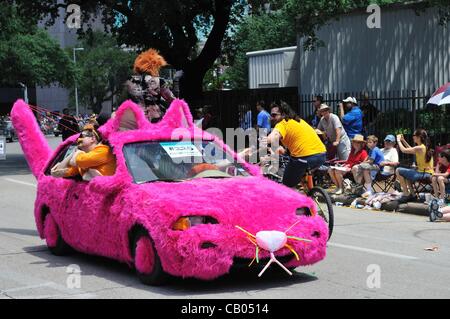 Jährliche Art Car Parade statt in der Innenstadt von Houston, Texas, USA, am 12. Mai 2012. Rosa Maus Auto. Stockfoto