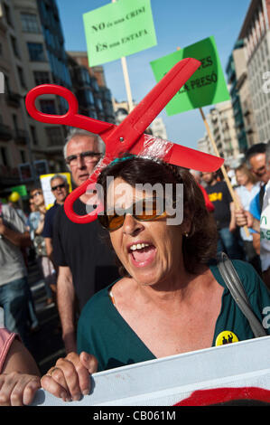 Barcelona, 12. Mai 2012. Tausende von Menschen aus der Bewegung "Indignados" manifestieren sich durch die Straßen der Innenstadt von Barcelona, die ungerechte Wirtschaftspolitik der Regierung in einer Show von Gewalt ein Jahr nach seiner Geburt zu verurteilen. Die Proteste weiterhin bis zum 15. Mai, dem Jahrestag der der Stockfoto