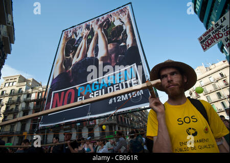 Barcelona, 12. Mai 2012. Tausende von Menschen aus der Bewegung "Indignados" manifestieren sich durch die Straßen der Innenstadt von Barcelona, die ungerechte Wirtschaftspolitik der Regierung in einer Show von Gewalt ein Jahr nach seiner Geburt zu verurteilen. Die Proteste weiterhin bis zum 15. Mai, dem Jahrestag der der Stockfoto