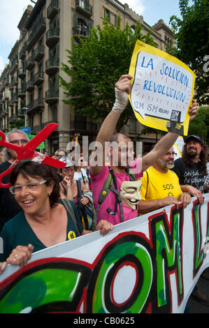 Barcelona, 12. Mai 2012. Tausende von Menschen aus der Bewegung Indignados manifestieren sich durch die Straßen der Innenstadt von Barcelona, die ungerechte Wirtschaftspolitik der Regierung in einer Show von Gewalt ein Jahr nach seiner Geburt zu verurteilen. Die Proteste weiterhin bis zum 15. Mai, dem Jahrestag der der Stockfoto