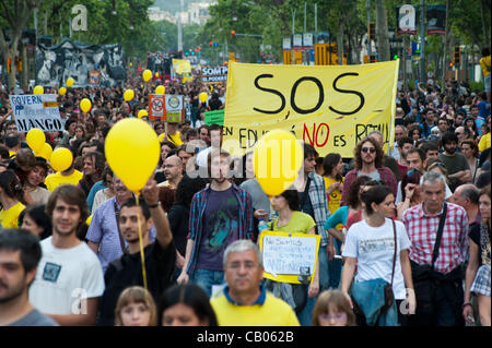 Barcelona, 12. Mai 2012. Tausende von Menschen aus der Bewegung "Indignados" manifestieren sich durch die Straßen der Innenstadt von Barcelona, die ungerechte Wirtschaftspolitik der Regierung in einer Show von Gewalt ein Jahr nach seiner Geburt zu verurteilen. Die Proteste weiterhin bis zum 15. Mai, dem Jahrestag der der Stockfoto