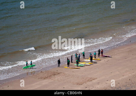 Beach-Wetter - Langland Bucht - Swansea - UK 13. Mai 2012: Mitglieder der Langland Bucht Rettungsschwimmer Club-Ausbildung in der warmen Sonne am Langland Bucht in der Nähe von Swansea, Großbritannien heute Morgen. Stockfoto