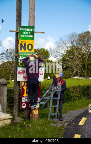 12. Mai 2012. Ardara County Donegal, Irland. Sinn Féin Unterstützer Aufmachungen Poster drängen eine Nein-Stimme bei der bevorstehenden Volksabstimmung über Europas neue Fiskalpakt 31. Mai 2012 statt. Foto von: Richard Wayman/Alamy Stockfoto