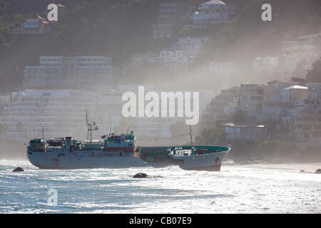 Betroffenen japanischen Fischerboot läuft "Eihatsu Maru" gestrandet in Clifton, Kapstadt Stockfoto