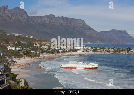 Betroffenen japanischen Fischerboot läuft "Eihatsu Maru" gestrandet in Clifton, Kapstadt Stockfoto