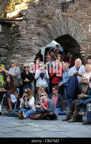 Die Dart-Musikfestival in Dartmouth. Publikum hören Thomas Ford in Baynards Cove Fort 13.05.12 Stockfoto