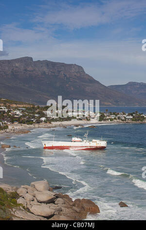 Betroffenen japanischen Fischerboot läuft "Eihatsu Maru" gestrandet in Clifton, Kapstadt Stockfoto