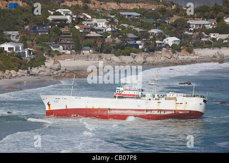 Betroffenen japanischen Fischerboot läuft "Eihatsu Maru" gestrandet in Clifton, Kapstadt Stockfoto