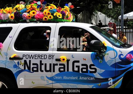 Ein Erdgas angetriebenes Solarauto bei jährlichen Art Car Parade statt in der Innenstadt von Houston, Texas, USA, am 12. Mai 2012. Stockfoto