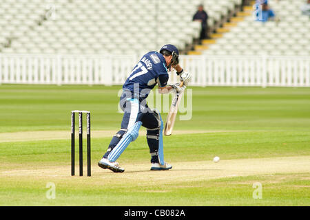 05.13.2012 Birmingham, England. Derbyshire Falken V Warwickshire Bären.  Wayne Madsen (Kapitän) mit der Wimper für Derbyshire Falconsduring spielte das Clydesdale Bank CB40 Spiel bei Edgbaston. Stockfoto