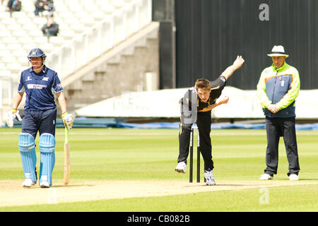 05.13.2012 Birmingham, England. Derbyshire Falken V Warwickshire Bären. Chris Woakes bowling für Warwickshire während des Spiels Clydesdale Bank CB40 spielte bei Edgbaston. Stockfoto