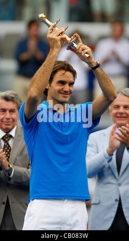 Roger Federer schlagen wieder aus dem ersten Satz an seine dritte Madrid Masters Titelgewinn mit freundlicher Genehmigung von einem 3-6 7-5 7-5 Sieg über Toma zu verlieren Stockfoto