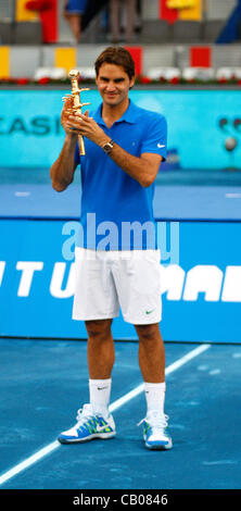 Roger Federer schlagen wieder aus dem ersten Satz an seine dritte Madrid Masters Titelgewinn mit freundlicher Genehmigung von einem 3-6 7-5 7-5 Sieg über Toma zu verlieren Stockfoto