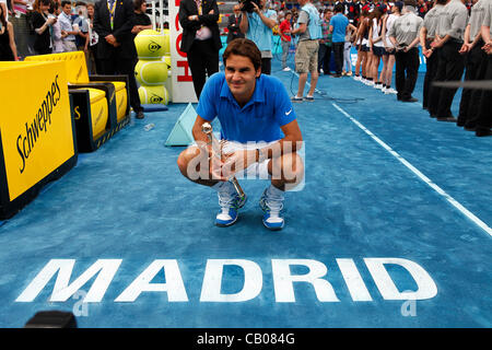 Roger Federer schlagen wieder aus dem ersten Satz an seine dritte Madrid Masters Titelgewinn mit freundlicher Genehmigung von einem 3-6 7-5 7-5 Sieg über Toma zu verlieren Stockfoto