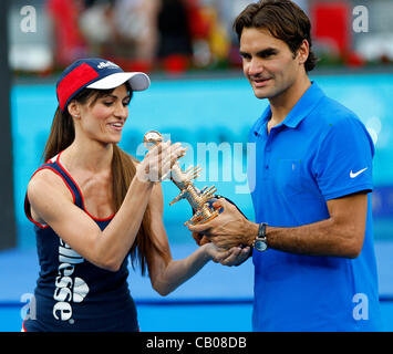 Den 13.05.2012 Madrid, Spanien. Madrid Open ATP Tennis Herrenfinale. Federer erhält seine Trophäe. Roger Federer gegen Tomas Berdych.  Roger Federer schlagen wieder aus dem ersten Satz an seine dritte Madrid Masters Titelgewinn mit freundlicher Genehmigung von einem 3-6 7-5 7-5 Sieg über Tomas Berdych zu verlieren Stockfoto