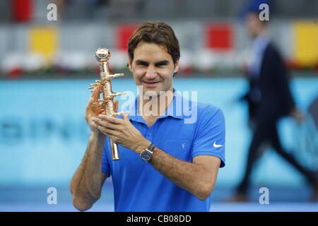Den 13.05.2012 Madrid, Spanien. Madrid Open ATP Tennis Herrenfinale. Federer erhält seine Trophäe. Roger Federer gegen Tomas Berdych.  Roger Federer schlagen wieder aus dem ersten Satz an seine dritte Madrid Masters Titelgewinn mit freundlicher Genehmigung von einem 3-6 7-5 7-5 Sieg über Tomas Berdych zu verlieren Stockfoto