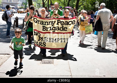 zwei Frauen halten Banner führen Musiker & Demonstranten auf Fifth Avenue Gehweg auf den Granny Peace Brigade sechsten jährlichen Muttertag Frieden schlendern Sie an einem schönen Muttertag Nachmittag in New York City Stockfoto