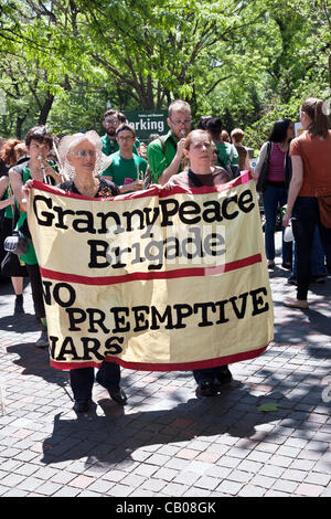 zwei Frauen halten Banner führen Musiker & Demonstranten auf Fifth Avenue Gehweg auf den Granny Peace Brigade sechsten jährlichen Muttertag Frieden schlendern Sie an einem schönen Muttertag Nachmittag in New York City Stockfoto