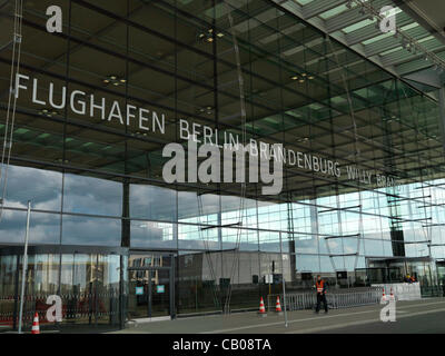 New Berlin-Brandenburg Airport Eingang am Publikumstage, hohe Auflösung Hasselblad erschossen. Name des Flughafens in Buchstaben lesbar: Flughafen Berlin Brandenburg Willy Brandt. Stockfoto