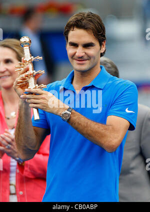 13. Mai 2012 - Madrid, Spanien - Roger Federer schlagen zurück vor dem Verlust des ersten Satzes Anspruch seiner dritten Madrid Masters Titel mit freundlicher Genehmigung von einem 3-6 7-5 7-5 Sieg gegen Tomas Berdych (Credit-Bild: © Michael Cullen/ZUMAPRESS.com) Stockfoto