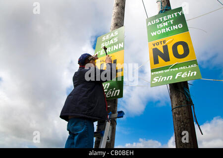 14. Mai 2012 Ardara, County Donegal, Irland. Sinn Féin Plakate in Gälisch und Englisch drängen eine Nein-Stimme in der bevorstehenden Volksabstimmung über Europas neuen steuerlichen Vertrag am 31. Mai 2012 statt. Foto von: Richard Wayman/Alamy Stockfoto