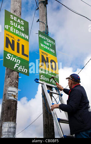 14. Mai 2012 Ardara, County Donegal, Irland. Sinn Féin Plakate in Gälisch und Englisch drängen eine Nein-Stimme in der bevorstehenden Volksabstimmung über Europas neuen steuerlichen Vertrag am 31. Mai 2012 statt. Foto von: Richard Wayman/Alamy Stockfoto