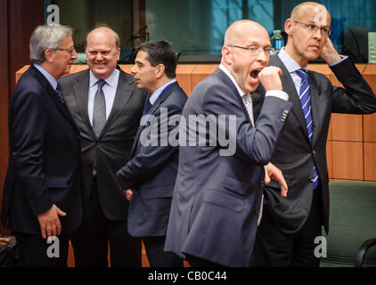 14. Mai 2012 - Brüssel, Bxl, Belgien - (links) (L-R) Präsident der Eurogruppe, Luxemburgs Premierminister Jean-Claude Juncker vor der Euro-Gruppe mit der irische Finanzminister Michael Noonan und portugiesische Finanzminister Vitor Gaspar Tagung in Brüssel am 14.05.2012 (Credit Ima-Chats Stockfoto