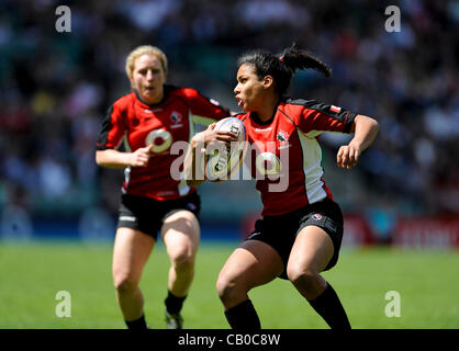 Den 13.05.2012 London, England. England Frauen V Kanada Women.Canada Magail Harvey in Aktion während der IRB Sevens Challenge Cup Damenturnier in Twickenham. Stockfoto