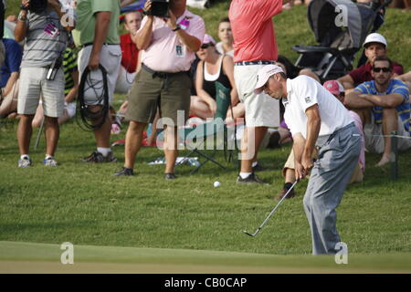 Den 13.05.2012. Sawgrass N Carolina USA.  Matt Kuchar chips auf dem 16. grün während der Endrunde der The Players Championship am TPC Sawgrass in Ponte Vedra Beach, FL. Stockfoto