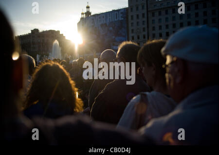 14 Mai, 2012-Barcelona, Spanien. Teilnehmer einer öffentlichen Versammlung nach der Demonstration von 12 Mai, hat die Bewegung der Indignados (empört) auf dem Catalunya Platz (Zentrum von Barcelona), Geburtsort der Bewegung vor einem Jahr zurück. Stockfoto