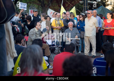 14 Mai, 2012-Barcelona, Spanien.  Menschen, die an einer öffentlichen Sitzung teilzunehmen. Nach der Demonstration von Mai 12 ist die Bewegung der Indignados (empört) auf dem Catalunya Platz (Zentrum von Barcelona), Geburtsort der Bewegung vor einem Jahr zurückgekehrt. Stockfoto