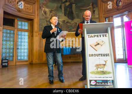 Paris, Frankreich, Französisch Homosexuell Schriftsteller, Pierre Guénin, wird mit der Medal of Honor, S.O.S. ausgezeichnet Homophobie-Präsentation Stockfoto